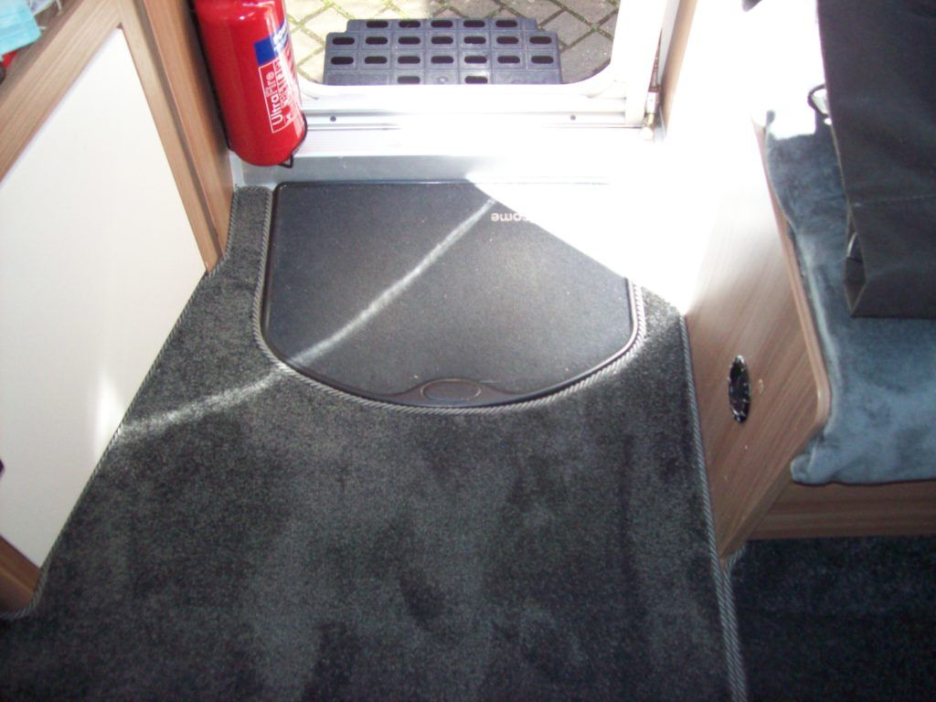 Caravan_Easybind-trimmed-carpets-in-grey-duster