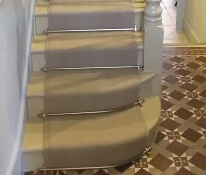 Curved stair rods for bottom steps