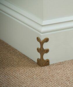 Skiffers protect skirting board corners